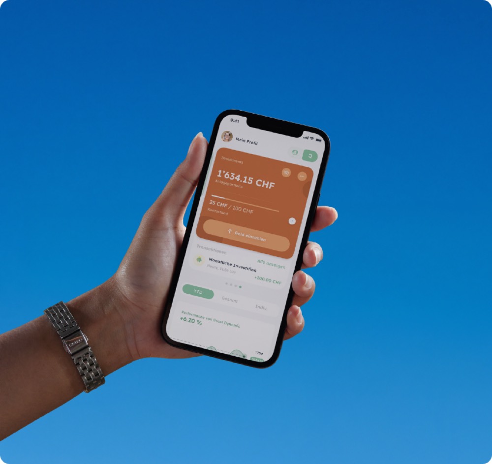 Die CLANQ App in der Hand vor blauem Himmel